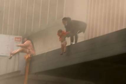 DRAMATIČNA SCENA Majka bacila dijete sa balkona zapaljene zgrade (VIDEO)