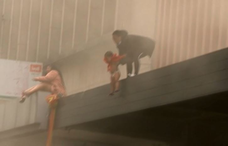 DRAMATIČNA SCENA Majka bacila dijete sa balkona zapaljene zgrade (VIDEO)