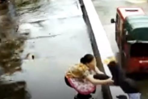 Trenutak dijelio od tragedije: Djevojka zamalo pala sa zgrade, majka je u posljednjem momentu uhvatila za nogu (VIDEO)