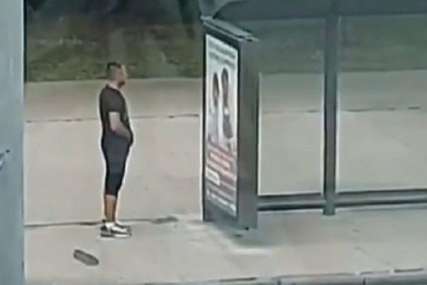 Manijak snimljen na autobuskoj stanici: Masturbirao posmatrajući prolaznice (VIDEO)