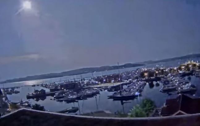 NEOBIČAN PRIZOR Meteor obasjao nebo nad Norveškom (VIDEO)