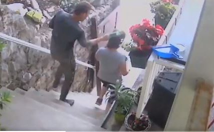 "Nakon što je pala na pod, počeo je udarati rukama i nogama" Muškarac brutalno napao dvije žene u Splitu (UZNEMIRUJUĆI VIDEO)