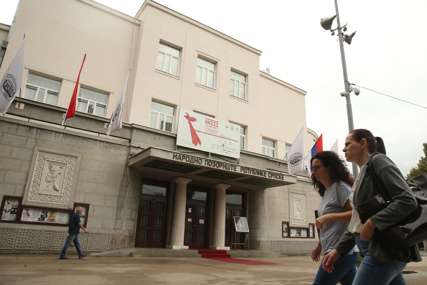 Tri glumice prikazuju ukupno 15 likova:  Predstava "Sve o ženama" u  Narodnom pozorištu Srpske