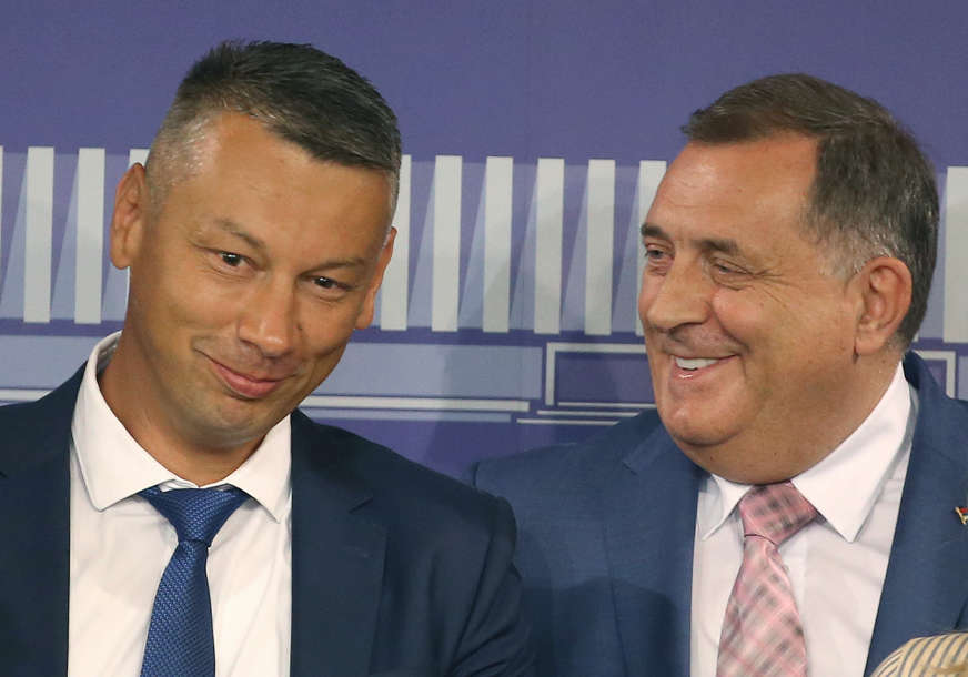 Dodik i Nešić navijali za Srbiju: Poslije sastanka, lideri SNSD i DNS zajedno gledali košarkašku utakmicu (FOTO)