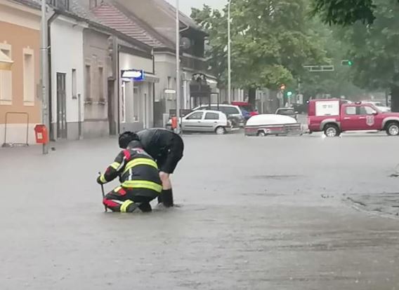 "Prvi talas je prošao, sad SANIRAMO ŠTETU" Jako nevrijeme pogodilo i Novu Gradišku, velike količine padavina poplavile objekte