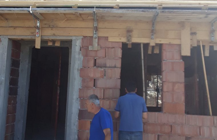 Počela obnova kuća izgorjelih u požaru početkom juna: Dvije porodice iz Gacka do jeseni u novim domovima