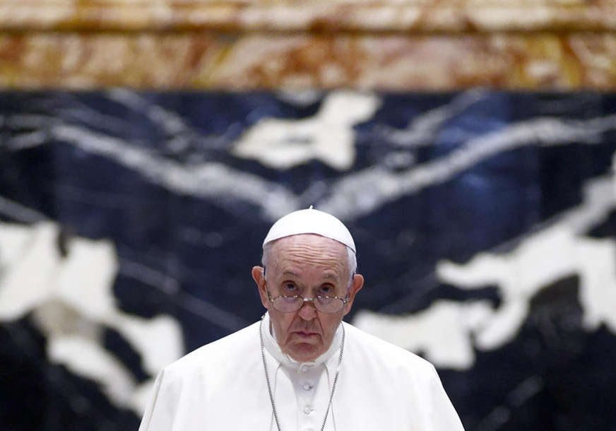 “U velikoj mjeri osjećam vašu bliskost” Papa Franjo sa balkona bolnice pozdravio okupljene