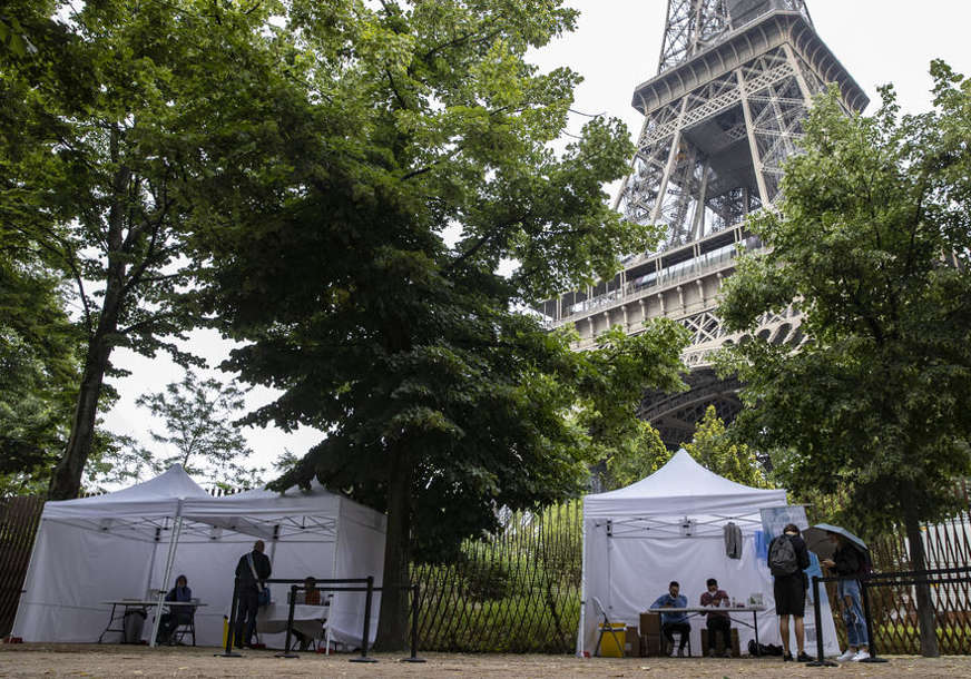 U ZNAK PROTESTA Migrantski kamp postavljen u otmjenom dijelu Pariza