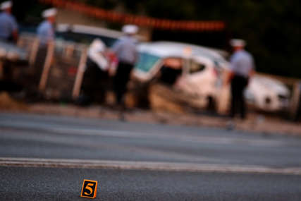 STRAŠAN UDES Drogiran se zabio u betonsku banderu, suvozač (21) nastradao