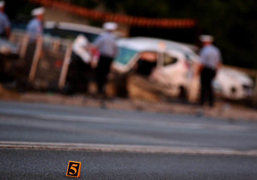 STRAŠAN UDES Drogiran se zabio u betonsku banderu, suvozač (21) nastradao