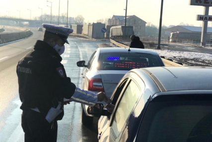 Vozio auto sa različitim tablicama: Vozač iz Teslića za kazne dugovao 5.030 KM, pa ostao bez "fijata"