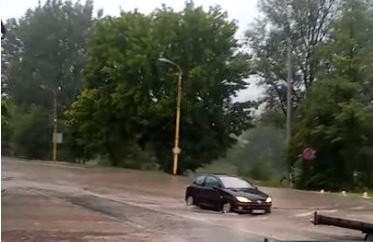 Obilna kiša izazvala poplave u Žepču i Vitezu: Otežan saobraćaj (VIDEO)