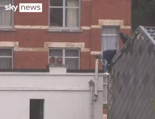 Jezive scene iz Belgije: Razgovor sa gradonačelnikom prekinut, jer se iza njega počela rušiti kuća (VIDEO)