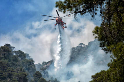 VJETAR RASPIRUJE VATRU Angažovan helikopter na gašenju požara u Kupresu