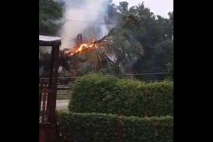 Stablo palo na visokonaponsku mrežu: Ovo je izazvalo požar i prekid željezničkog saobraćaja (VIDEO)