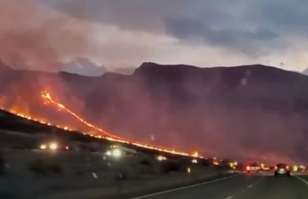Više od deset požara na Siciliji: Napore vatrogasaca u borbi protiv vatrene stihije dodatno otežava jak vjetar