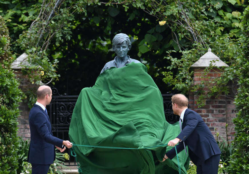 NA DAN ROĐENJA Prinčevi Vilijam i Hari otkrili kip princeze Dajane (VIDEO)