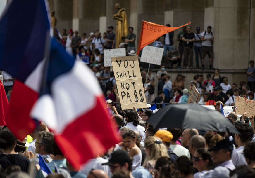 PROTEST ANTIVAKSERA U PARIZU Sukobili se sa policijom, upotrebljen suzavac (VIDEO)