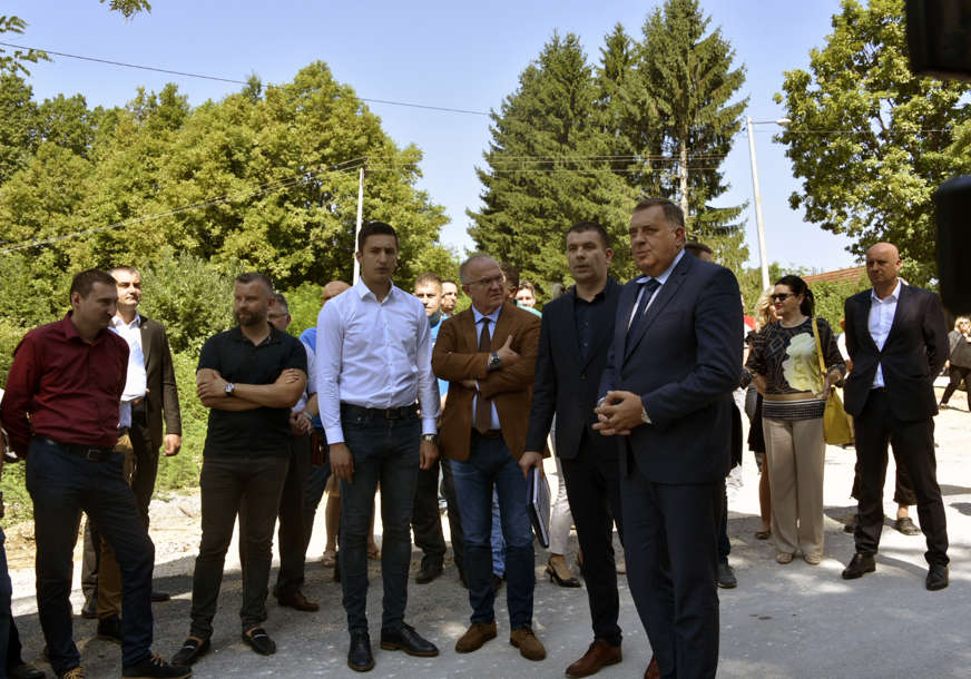 "Do kraja godine završetak radova" Dodik posjetio gradilište puta Saračica - Čokorska polja (FOTO)