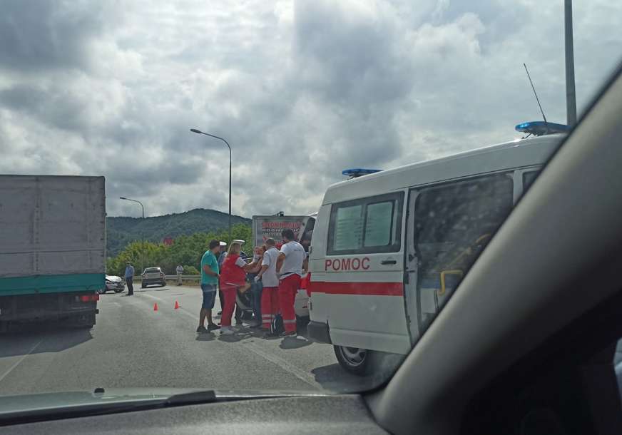 Saobraćajka kod Prijedorske petlje "Vidio sam da pružaju pomoć ženi koja je u rukama imala MALO DIJETE" (FOTO)