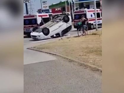 AUTOMOBIL PREVRNUT NA KROV Saobraćajna nesreća u Beogradu, povrijeđene tri osobe (VIDEO)
