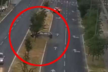 Čula se škripa guma i udarac: Vozač izgubio kontrolu, pa se karavanom zakucao u drvo (VIDEO)