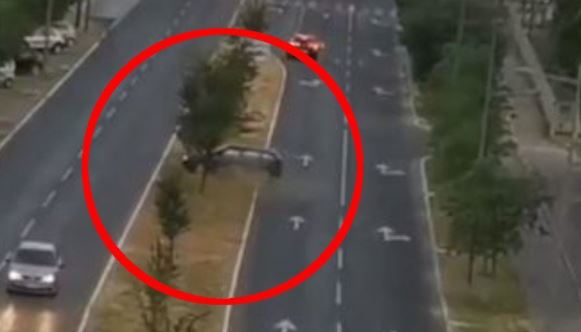 Čula se škripa guma i udarac: Vozač izgubio kontrolu, pa se karavanom zakucao u drvo (VIDEO)