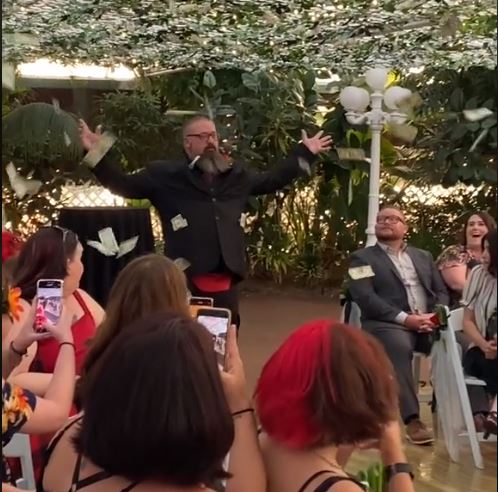 Gosti na vjenčanju se sigurno nisu žalili: Umjesto djevojčice koja baca cvijeće pojavio se muškarac sa dolarima (VIDEO)