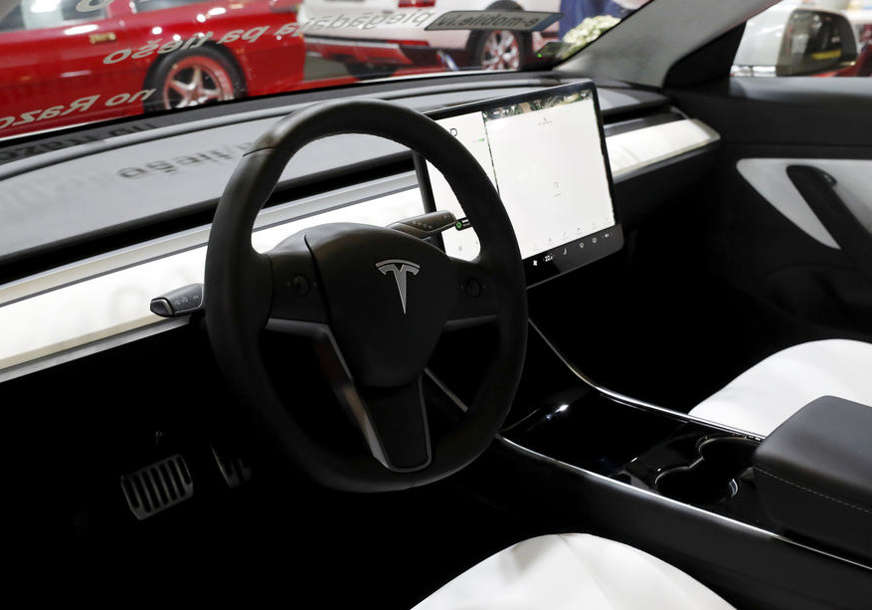 FOKUS BEZBJEDNOST PUTNIKA Američki regulatori otvorili istragu o sistemu autopilota u Teslinim vozilima