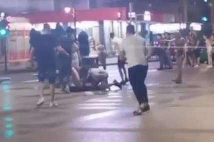 Snimak brutalne tuče širi se društvenim mrežama: Grupa momaka udara jednog mladića, djevojke zapomažu (VIDEO)