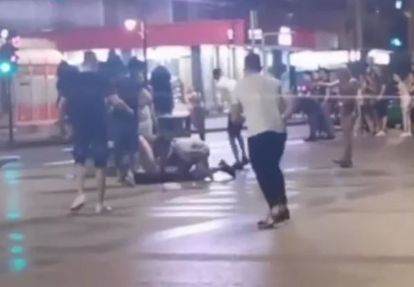 Snimak brutalne tuče širi se društvenim mrežama: Grupa momaka udara jednog mladića, djevojke zapomažu (VIDEO)