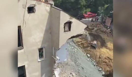 Stanari ostali BEZ KROVA NAD GLAVOM: Ponovo se srušio dio zgrade u Beogradu (VIDEO)
