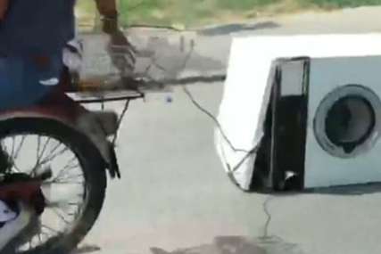 Nevjerovatna scena na ulici: Vezali konopcem veš mašinu, pa je motorom VUKLI PO PUTU (VIDEO)