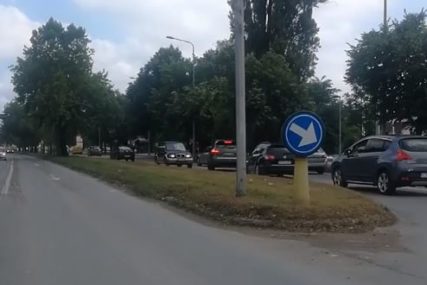 Nepropisna i opasna vožnja banjalučkim ulicama: Pogrešno se isključio sa kružnog toka, pa NAPRAVIO HAOS (VIDEO)
