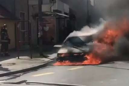 AUTOMOBIL U PLAMENU Vatra progutala vozilo za par minuta, vozač pukom srećom preživio (VIDEO)