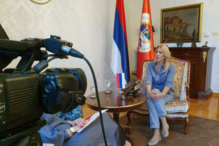 DRUGAČIJA PERSPEKTIVA Željka Cvijanović se tokom izjava političkih lidera našla u društvu novinara (FOTO)