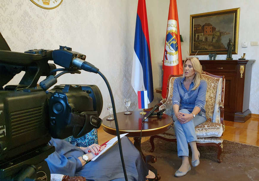 DRUGAČIJA PERSPEKTIVA Željka Cvijanović se tokom izjava političkih lidera našla u društvu novinara (FOTO)