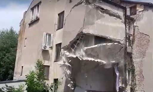 Šta kada se u zgradi čuje PUCKETANJE I KRCKANJE ZIDOVA: Rušenje objekta zabrinulo sve koji žive uz gradilišta (VIDEO)