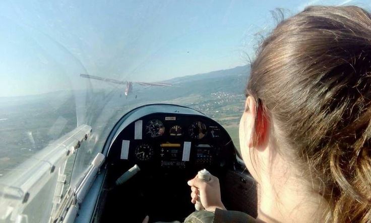 Nebo je njeno igralište: Zora je najmlađi pilot i na prvom letu je oborila očev rekord