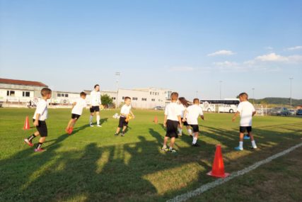 Počeo 4. kamp crno-bijelih: Partizan i Mladost okupili više od 60 mališana (FOTO)