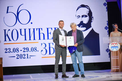 “Kočićeva nagrada” uručena Ljubivoju Ršumoviću: Održana svečana akademija povodom 56. Kočićevog zbora (FOTO)