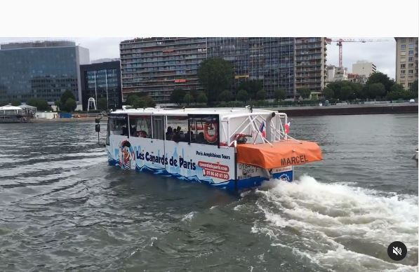 Nova turistička atrakcija: Autobus se pretvara u riječni brod (VIDEO)