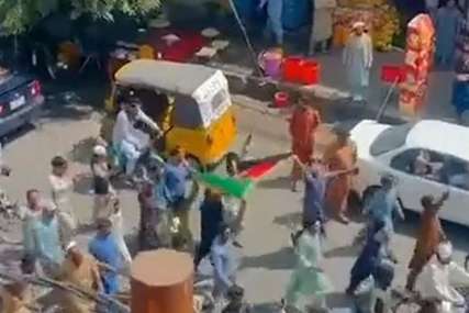 Demonstracija surovosti: Narod izašao na ulice s avganistanskim zastavama, TALIBANI ZAPUCALI, IMA MRTVIH (VIDEO)