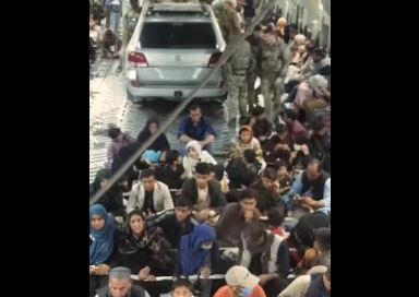 Mogli su spasiti još 50 ljudi: Hiljade Avganistanaca čeka da odlete iz Kabula, a neko je uspio da u avion ukrca automobil (VIDEO)
