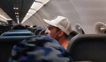 Drama u avionu: Hvatao stjuardese za grudi, stjuard ga selotejpom zalijepio za sjedište (VIDEO)