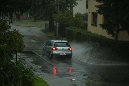PROLOM OBLAKA Za nepunih pola sata u Banjaluci pao 21 litar kiše po metru kvadratnom (VIDEO)