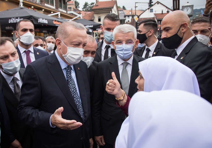 Aplauzi i slikanje ispred džamije: Stotine građana na Baščaršiji dočekalo Erdogana (VIDEO)
