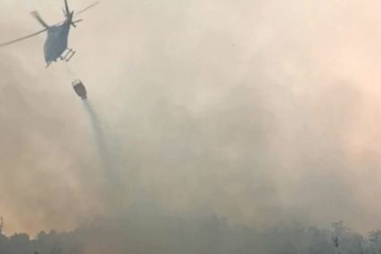 VATRA NA NEPRISTUPAČNOM TERENU Helikopter Republike Srpske i dalje gasi požar u Jablanici
