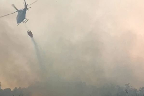 Vatra se ponovo razbuktala: Helikopter iz Srpske gasi požar na području Jablanice (VIDEO)