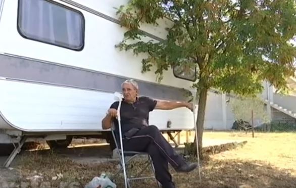 Bogdan je jedini od svoje porodice ostao u Benkovcu nakon "Oluje", a danas živi u kamp prikolici pored svoje razrušene kuće